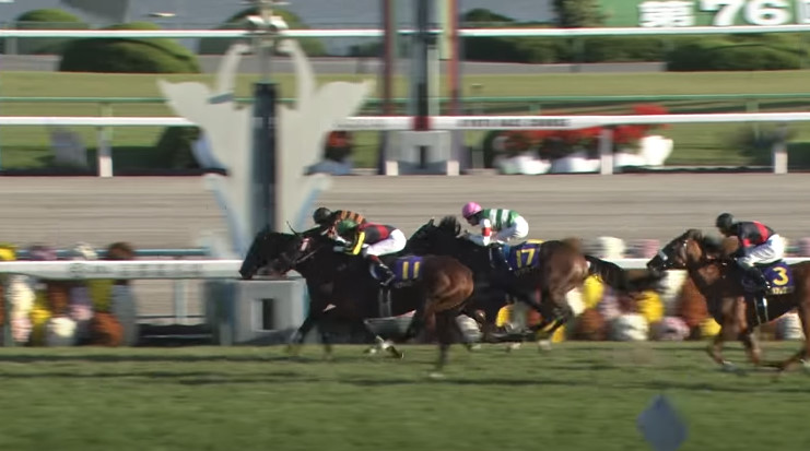 키타산 블랙 국화상 골인 순간(안쪽 선두)