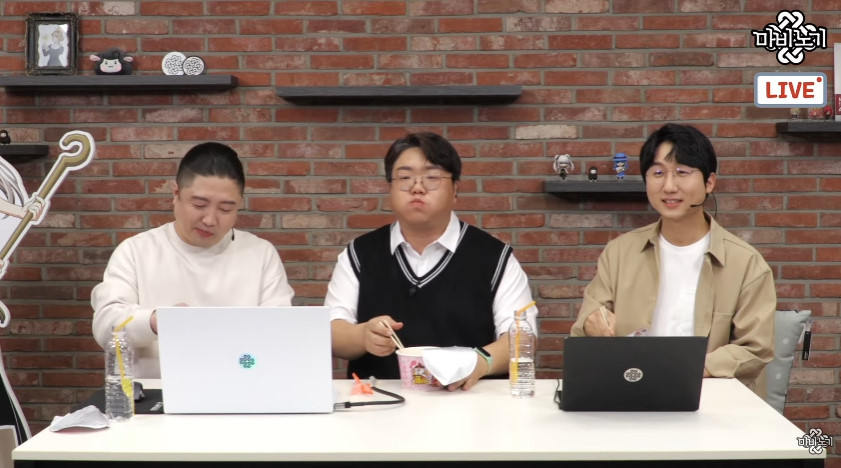 라이브토크에 깜짝 등장한 메이플스토리 강원기 디렉터와 먹방 쇼를 펼치기도