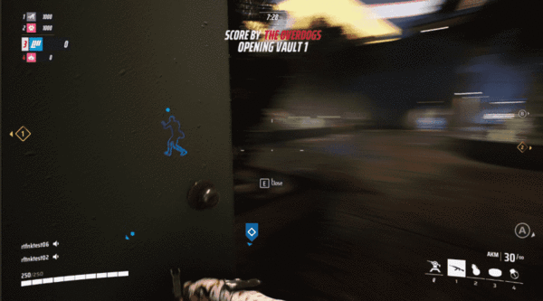 옥상에서 벌어진 전투. 터렛과 유저들의 공격 때문에 맵은 실시간으로 변형된다.