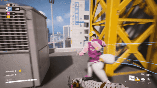 집라인(ZIPLINE)을 설치해 옆 건물로 피신하는 모습