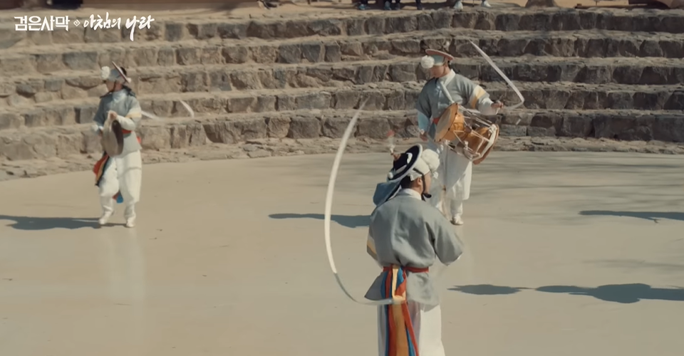 사물놀이 등 국악 특유의 리듬에서 느낀 멋짐을 활용했다