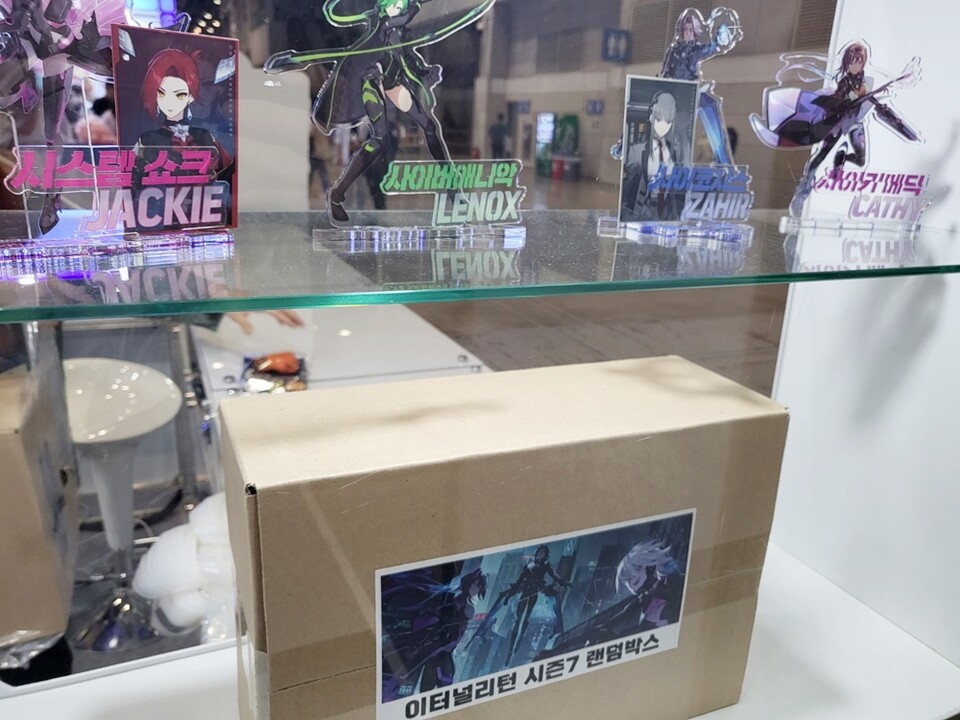 조명을 잘 받아 빛나는 아크릴 스탠드