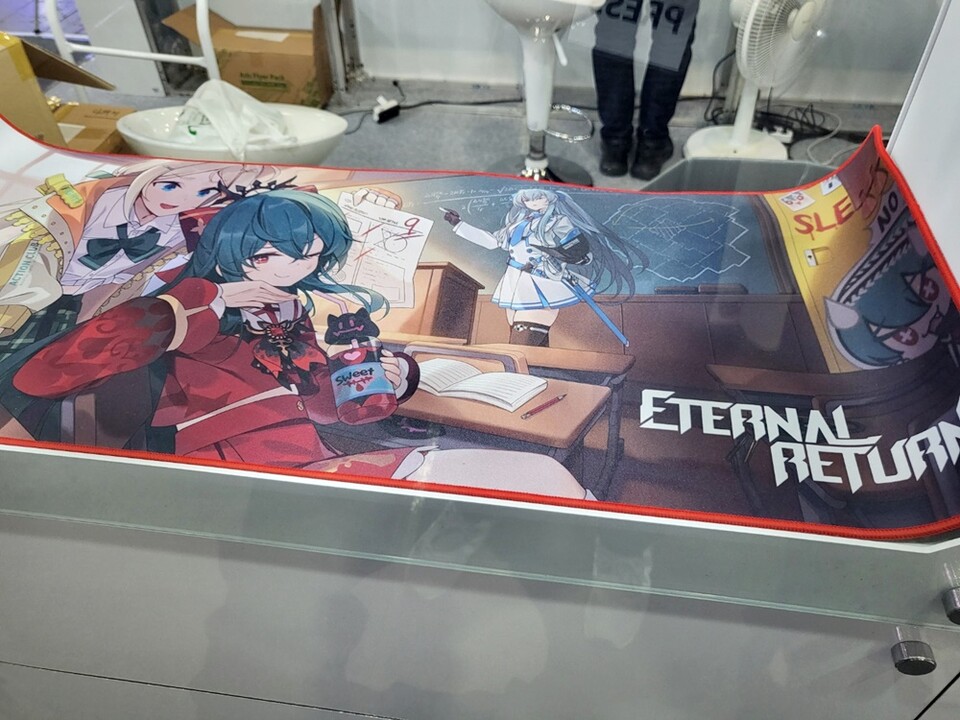 시즌9의 '학교' 콘셉트를 담은 장패드