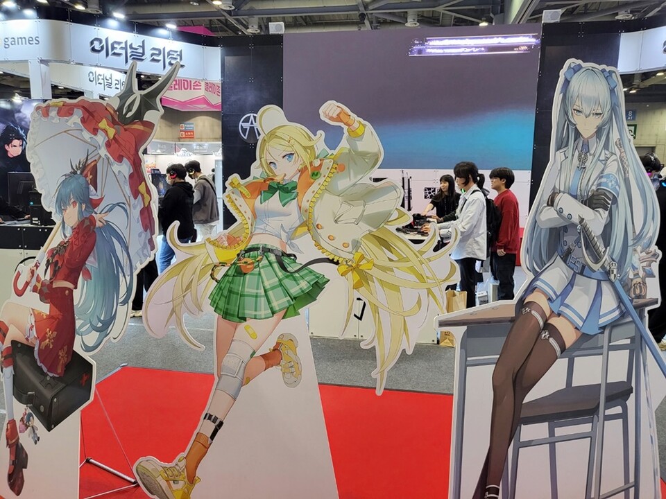 니키를 센터로 한 이터널 리턴 부스 정면