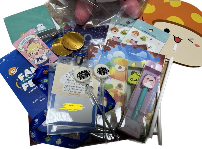 넥슨에서 보내온 두 사람 몫 선물과 편지(사진: 메이플스토리 인벤 유저 '꼬까신')