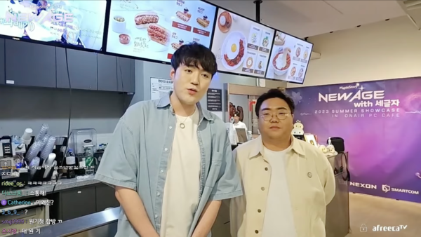 El día 10, el director Kang Won-ki (derecha) visitó la sala de PC del inspirador 'Three Letters' de Maple Story (izquierda) justo después de la exhibición.