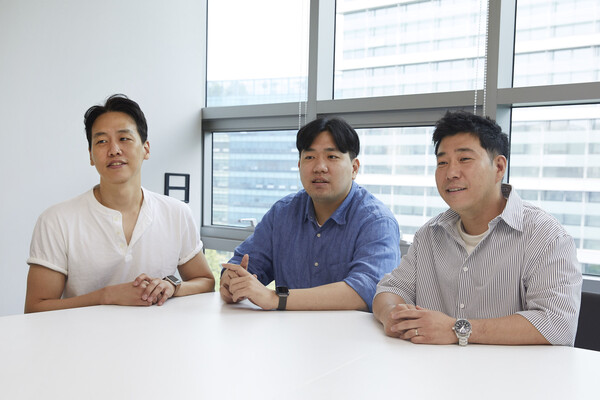 게임 2D 그래픽 연출 담당 김준학(왼쪽), 기획담당 우찬희(가운데),  SFX담당 모세은(오른쪽)