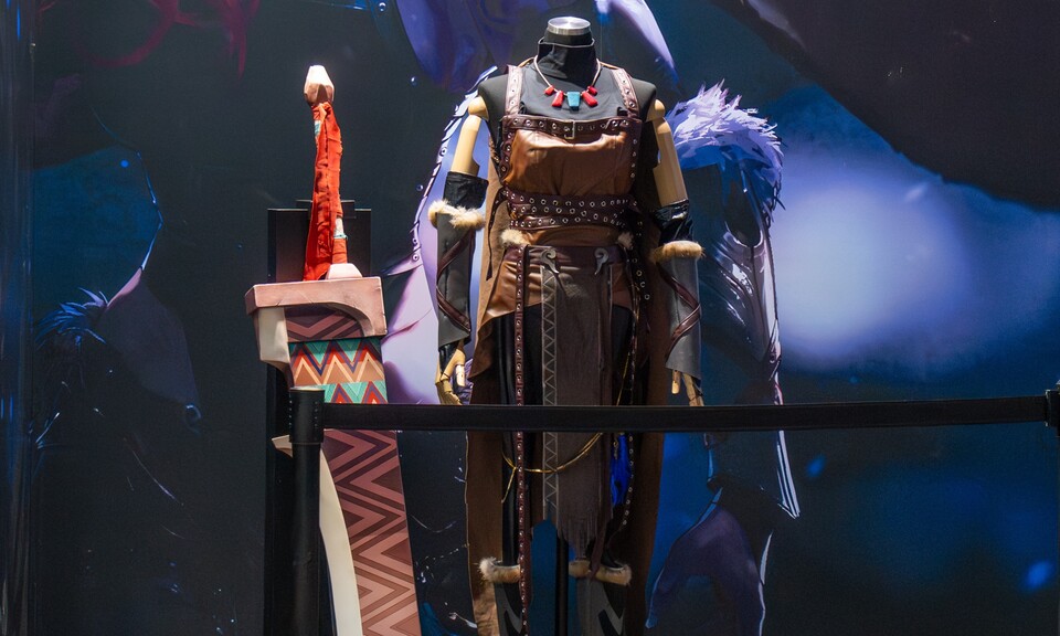 워리어 실물 의상 전시