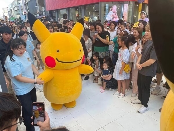 칠성로에서 진행된 피카츄 퍼레이드. 피카츄로 변신한 메타몽이 등장하며 인기몰이를 하고 있다.