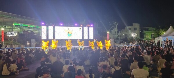 칠성로 인근 북수구 광장에서 진행된 피카츄 라이브쇼. 파랑 티셔츠(귤무늬)를 입은 피카츄가 등장했다.