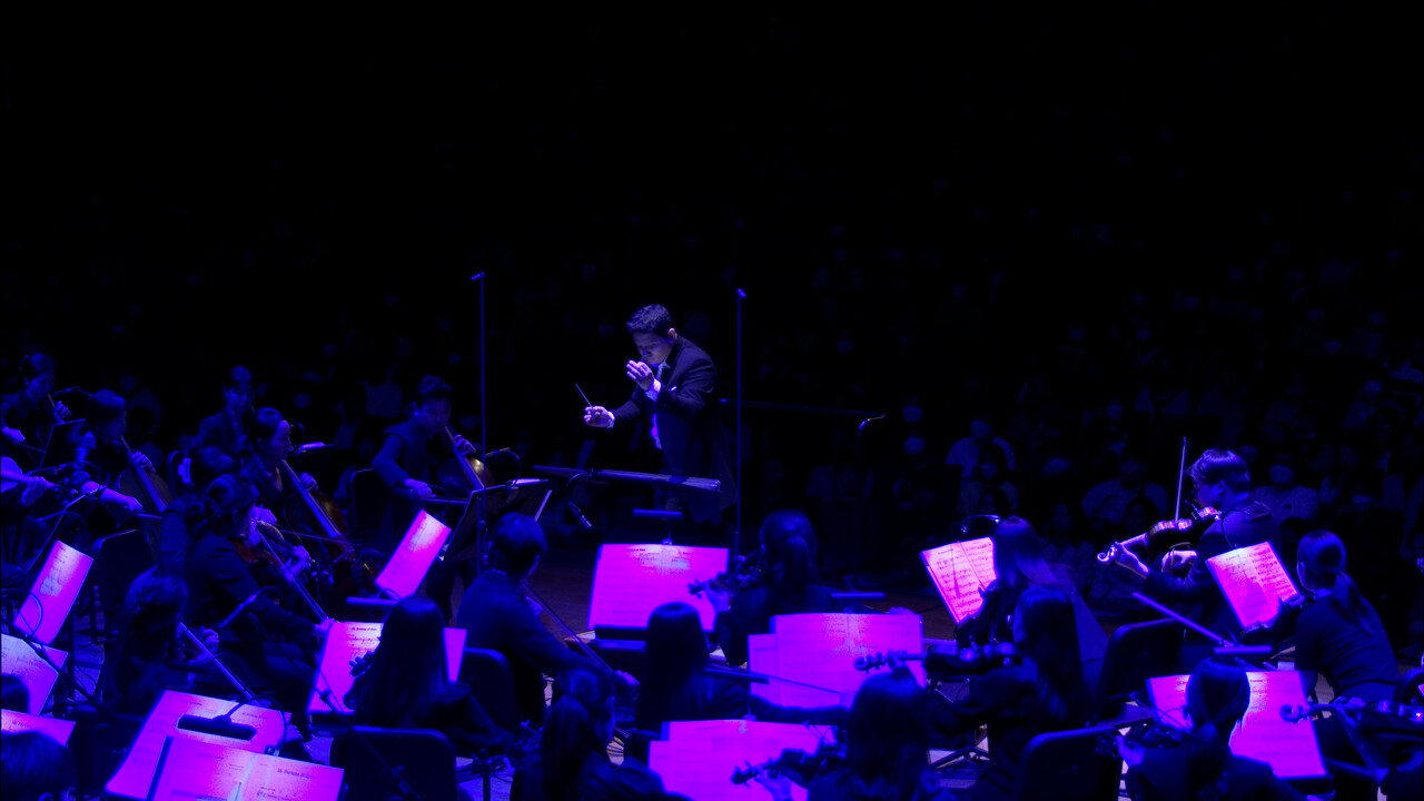 4월 '테일즈위버 디 오케스트라' 때의 안두현 지휘자와 아르츠심포니오케스트라