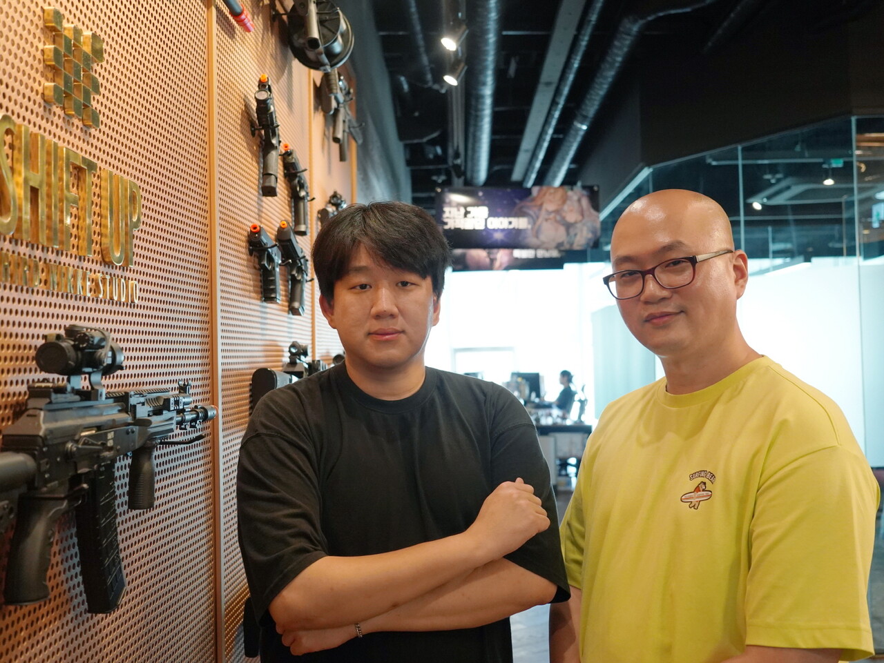 시프트업 유형석 디렉터 (왼쪽), 정재성 시나리오 팀장(오른쪽)