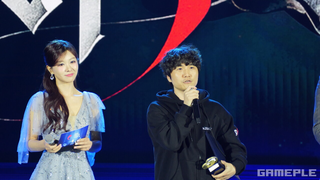 대상 수상 소감을 풀어내는 'P의 거짓' 최지원 디렉터