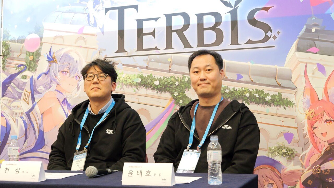 왼쪽부터 웹젠노바 천삼 대표, 윤태호 PD