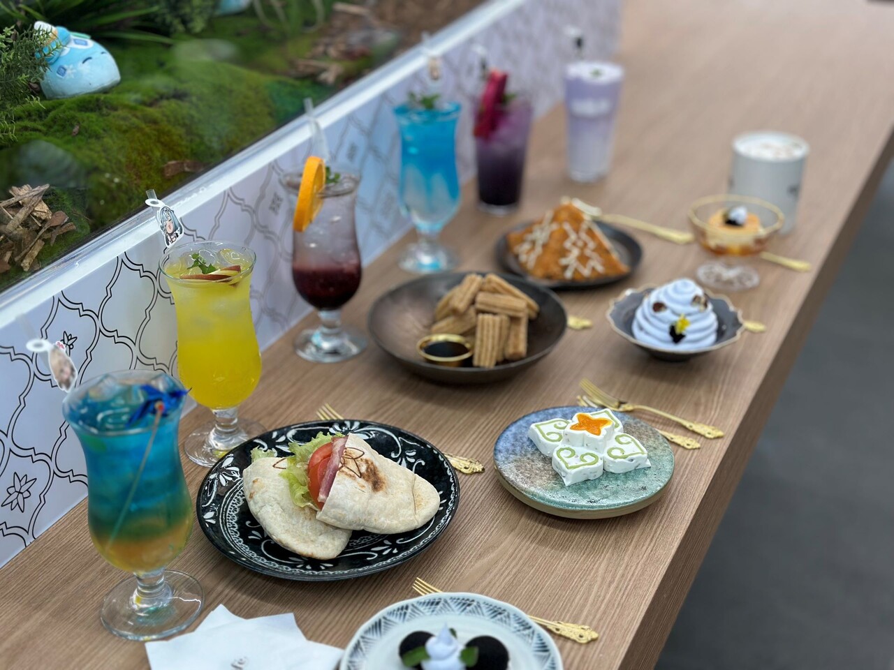 일반 카페 메뉴를 제외한 모든 메뉴는 인게임에서 영감을 얻어 제작됐다.