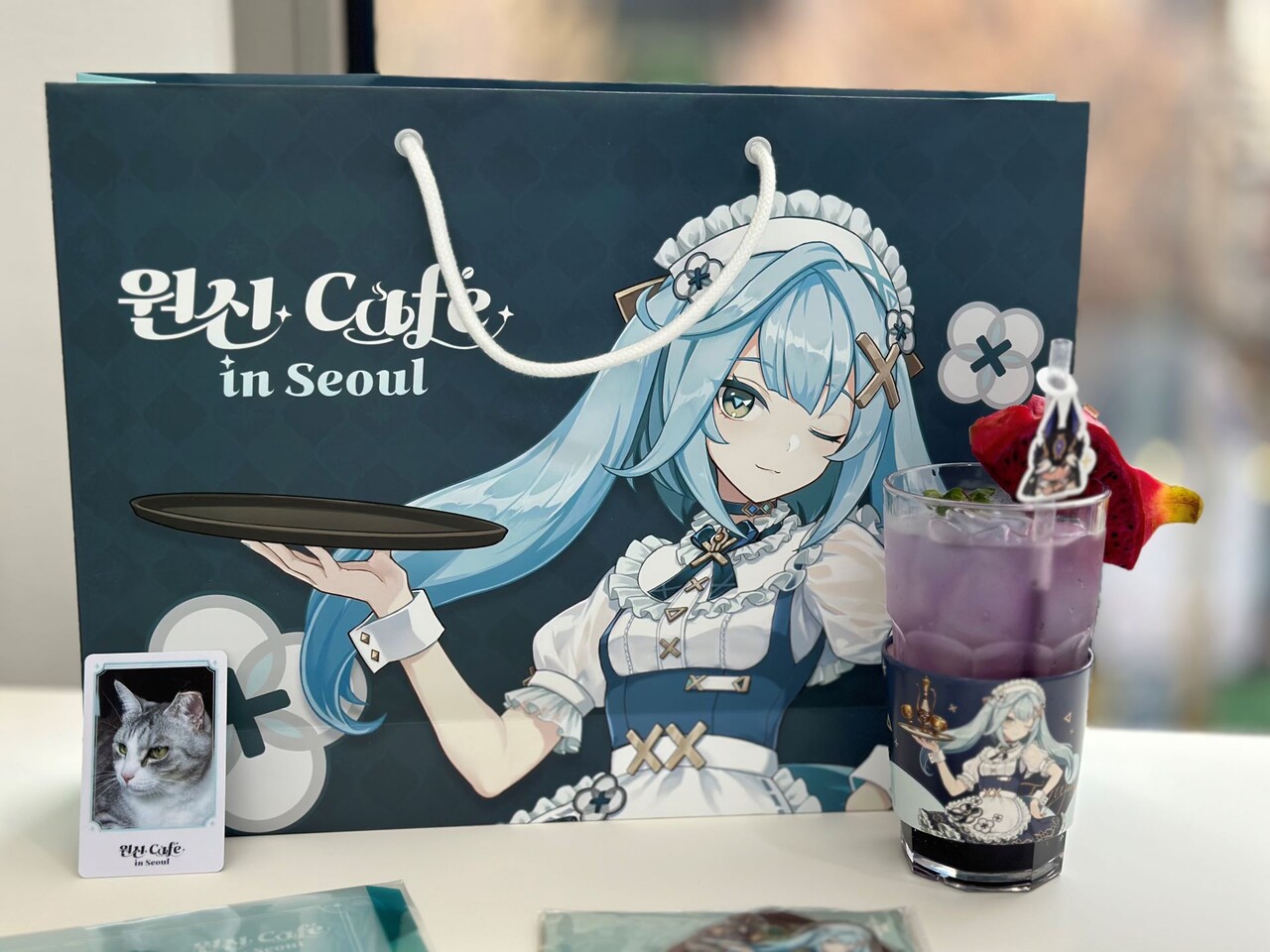 굿즈 만원 이상 구매 시 쇼핑백을 증정한다. 