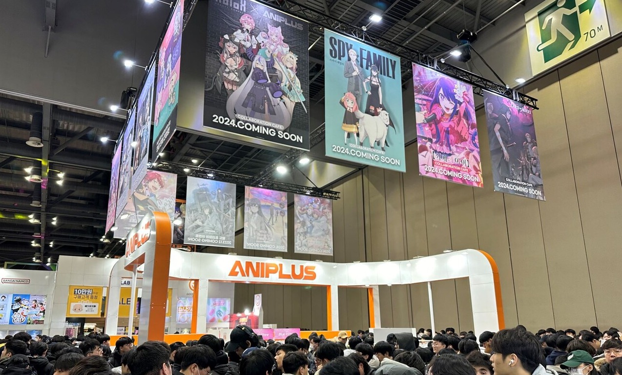 다가가 사진을 찍을 수 없을 정도의 인기를 보여준 애니플러스의 부스