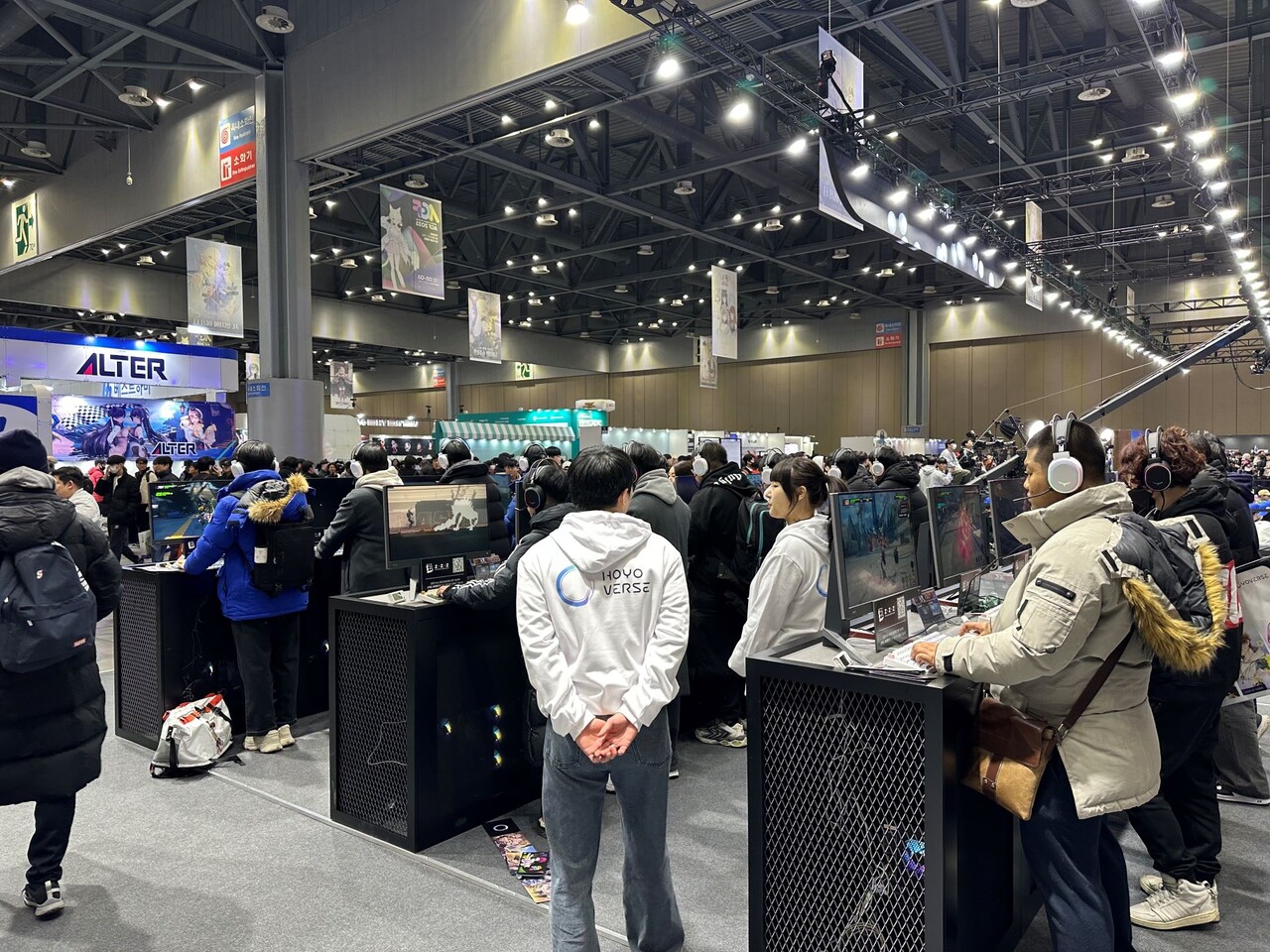 호요버스의 신작 '젠레스 존 제로' 시연 장소도 인기가 높았다. 게임을 경험하기 위한 유저들로 가득했다.