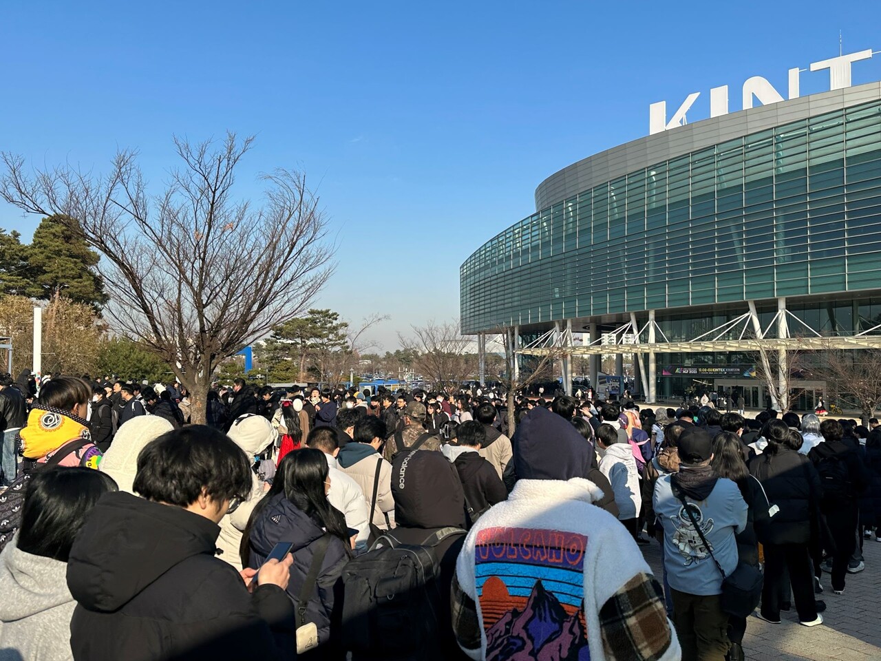 입장 대기가 행사장 제1전시장뿐만 아니라 킨텍스 제2전시장까지 이어졌다. 그야말로 인산인해.