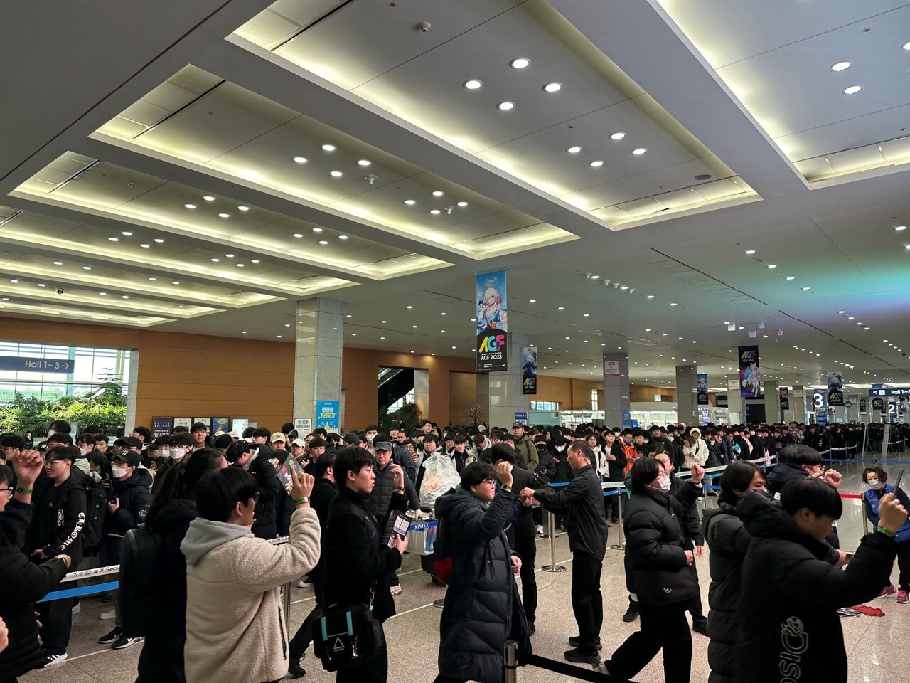 킨텍스 내부, 오른쪽 끝까지 대기 줄이 이어진 모습. 안전 요원에 의해 철저히 통제되고 있다.