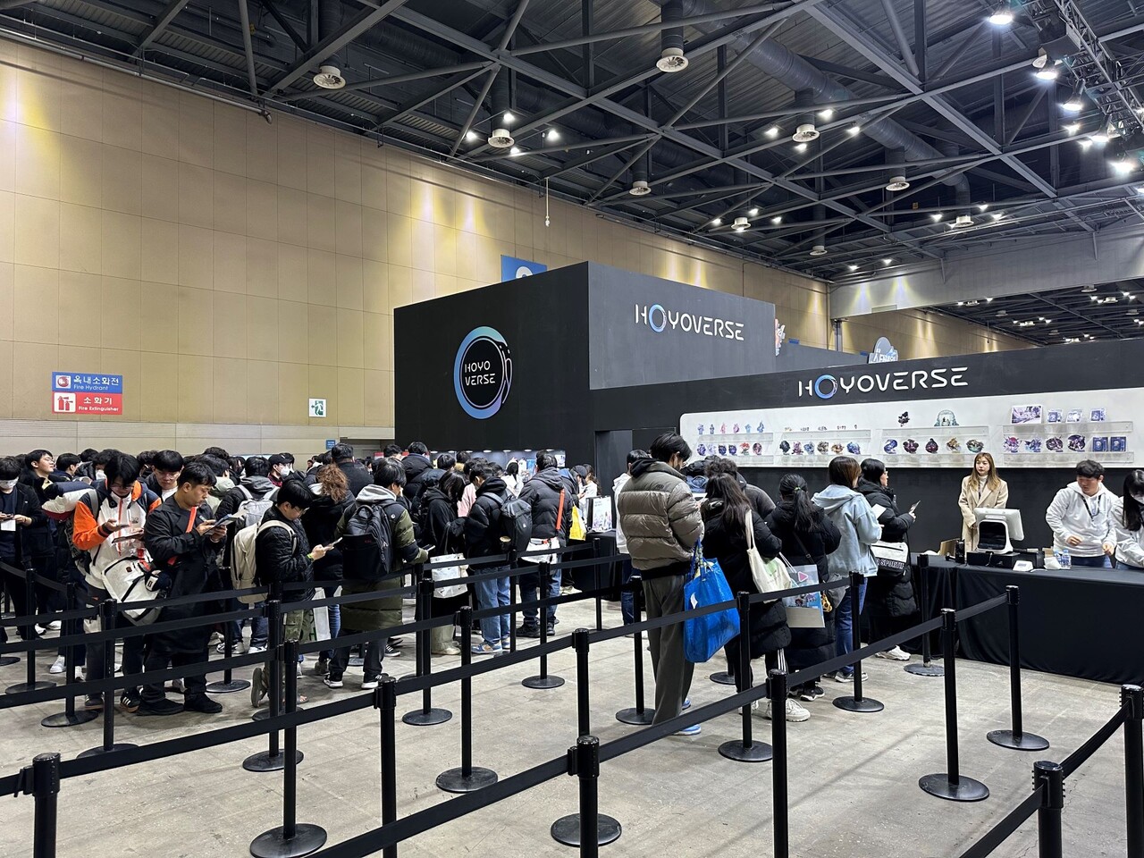 호요버스 작품 굿즈와 행사 경품을 수령하기 위해 모인 유저들.
