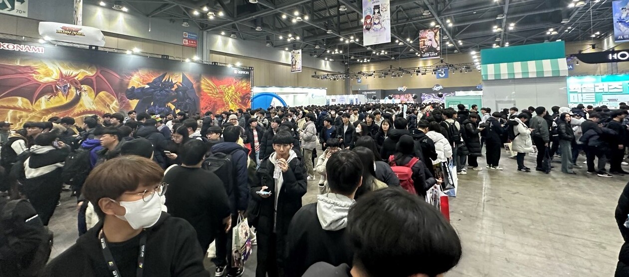 전시장 내부에 정말 많은 입장객이 행사를 즐기고 있다.