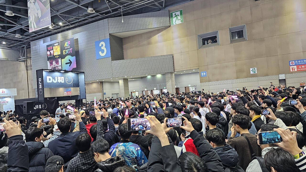 물품보관소 앞 DJ 댄스파티는 한창 '최애의 아이' 오프닝이 흘러나오고 있다