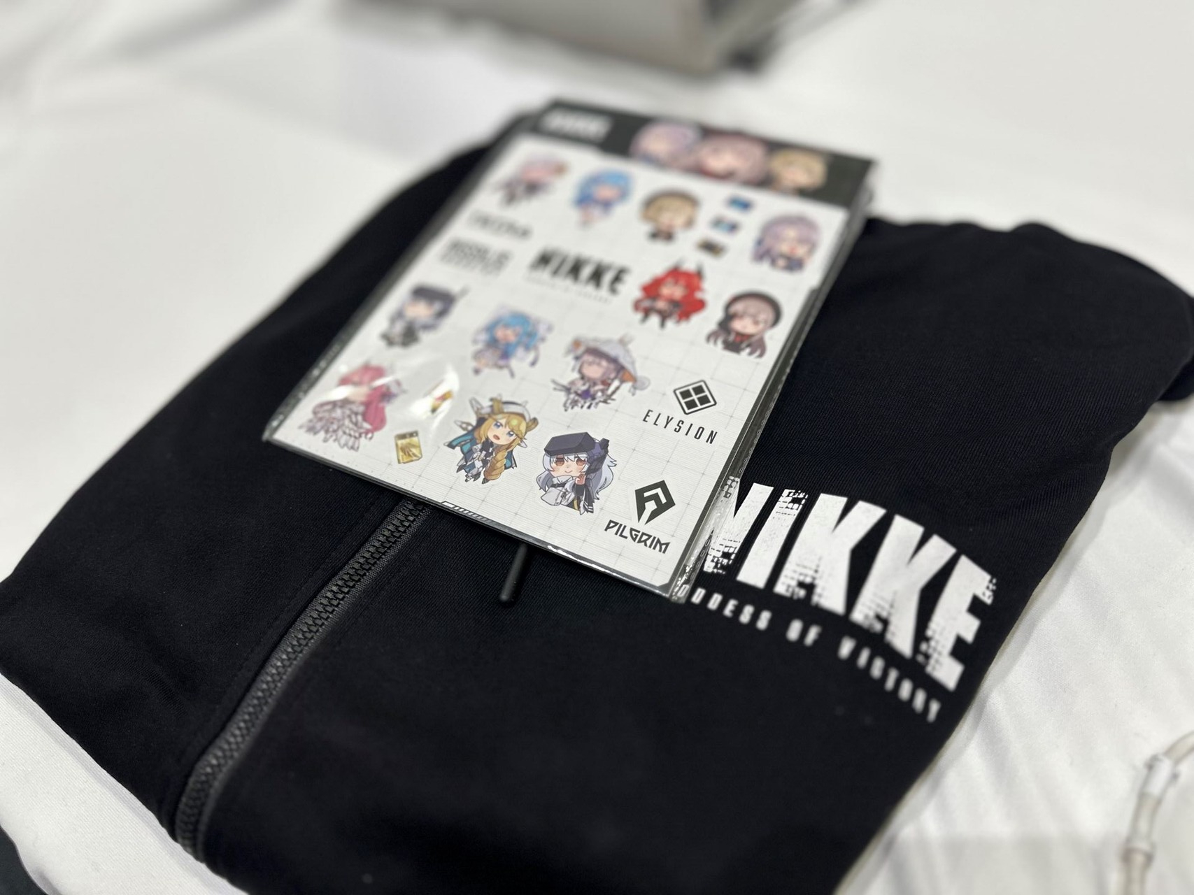 퀴즈 쇼에 참여하면 1주년 스티커와 '니케' 후드 집업을 얻을 수 있다.