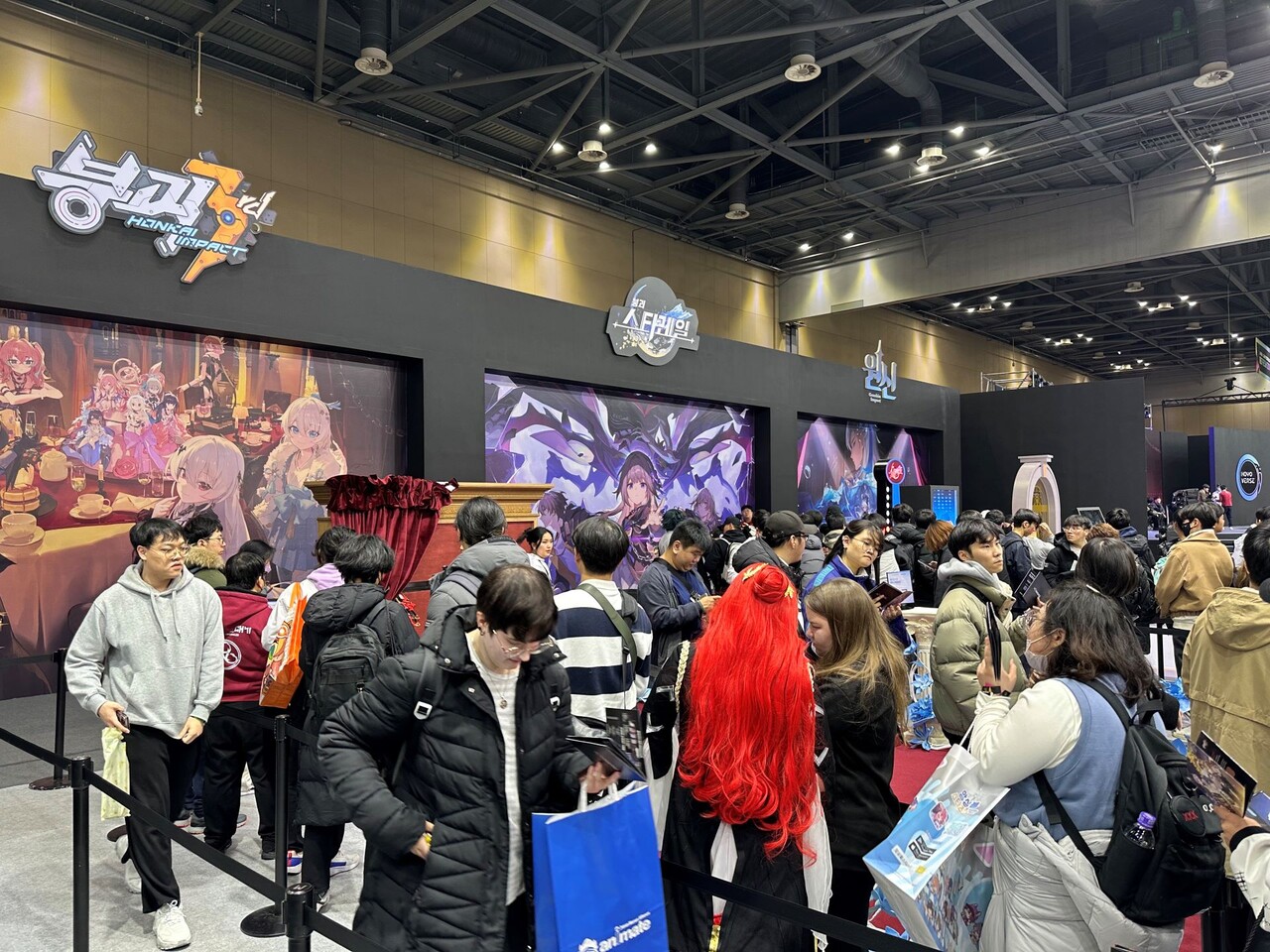 호요버스 미니게임과 이벤트를 즐기기 위한 유저들. 국내뿐만 아니라 이번 행사를 즐기기 위해 해외에서 온 유저도 많았다.