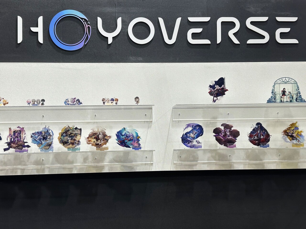 다양한 종류의 아크릴 스탠드가 있다.