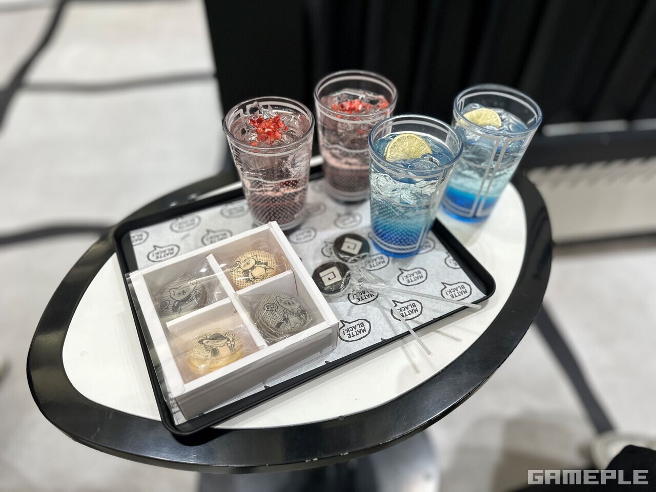 검은사마카롱과 검은사탕, 오네트의정령수에이드, 오도어의정령수에이드다.