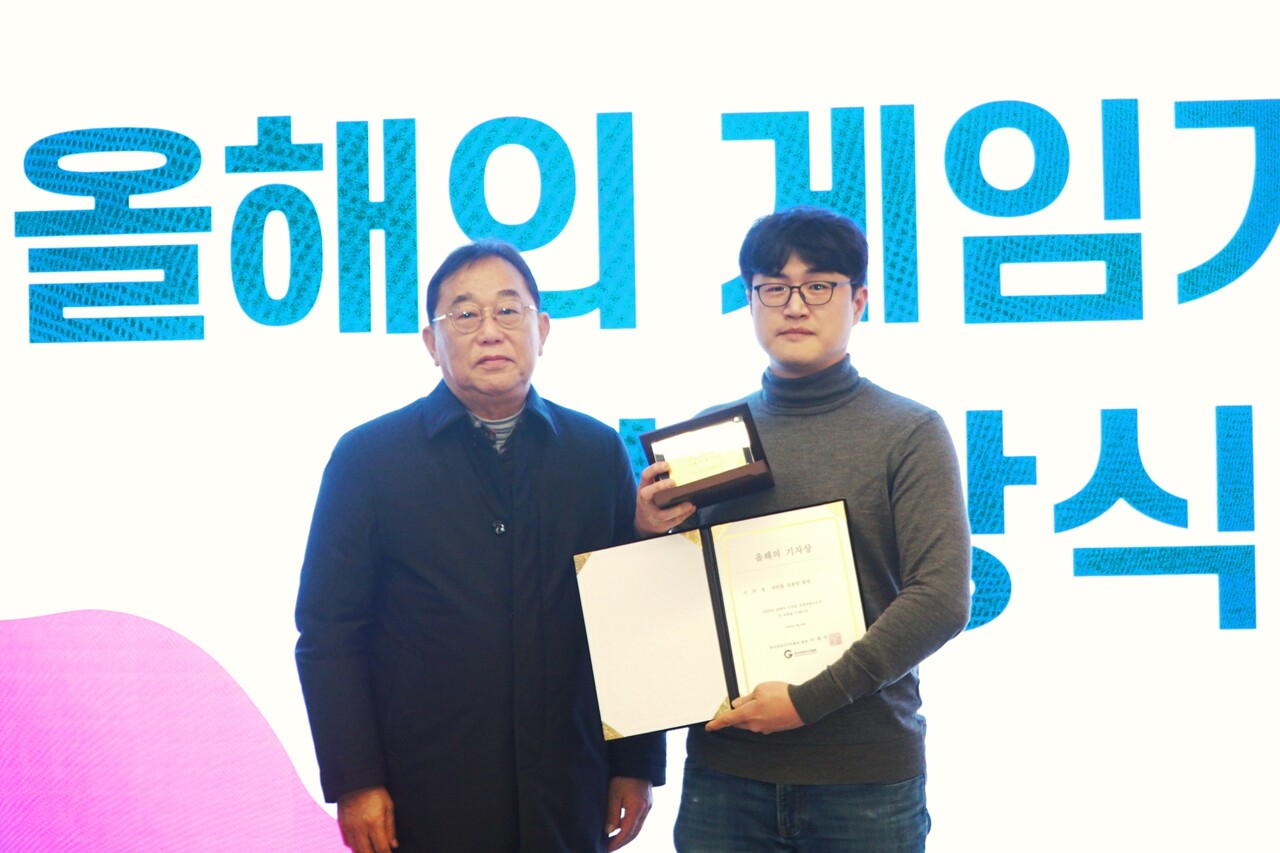 게임물관리위원회 김규철 위원장(왼쪽)과 게임플 길용찬 기자(오른쪽)