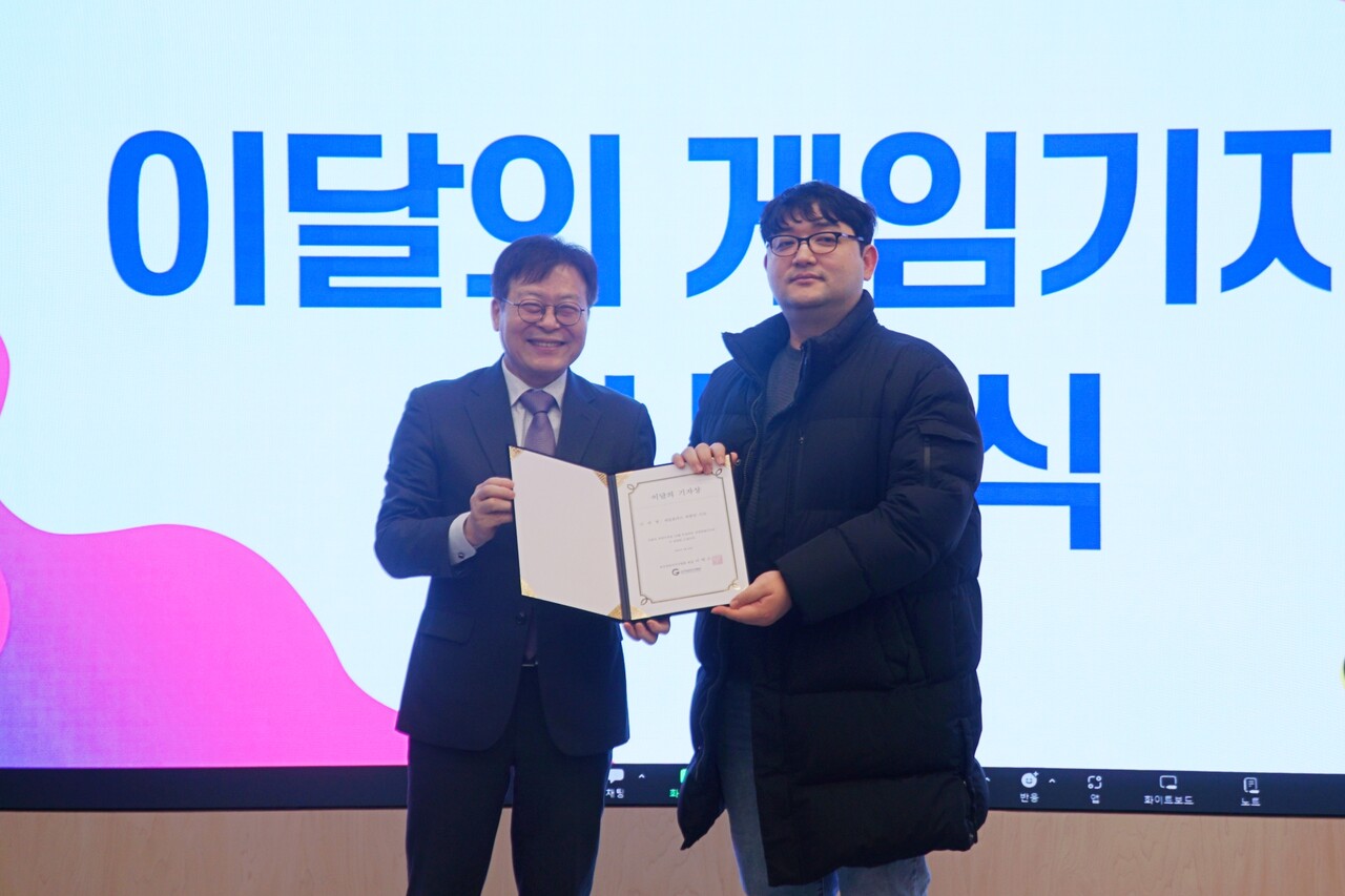 한국게임정책학회 이재홍 학회장(왼쪽)과 게임포커스 박종민 기자(오른쪽)