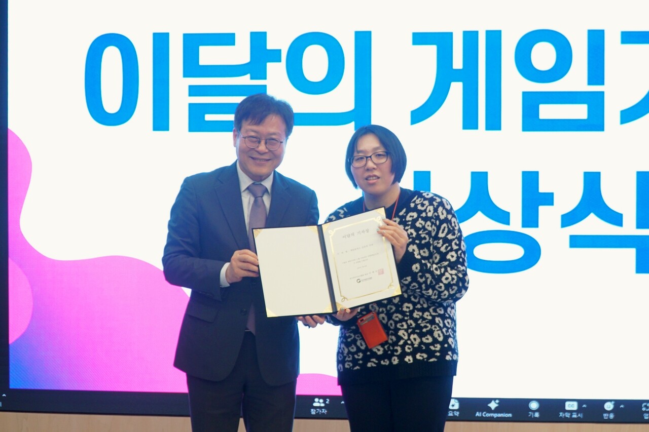 한국게임정책학회 이재홍 학회장(왼쪽)과 게임포커스 신은서 기자(오른쪽)