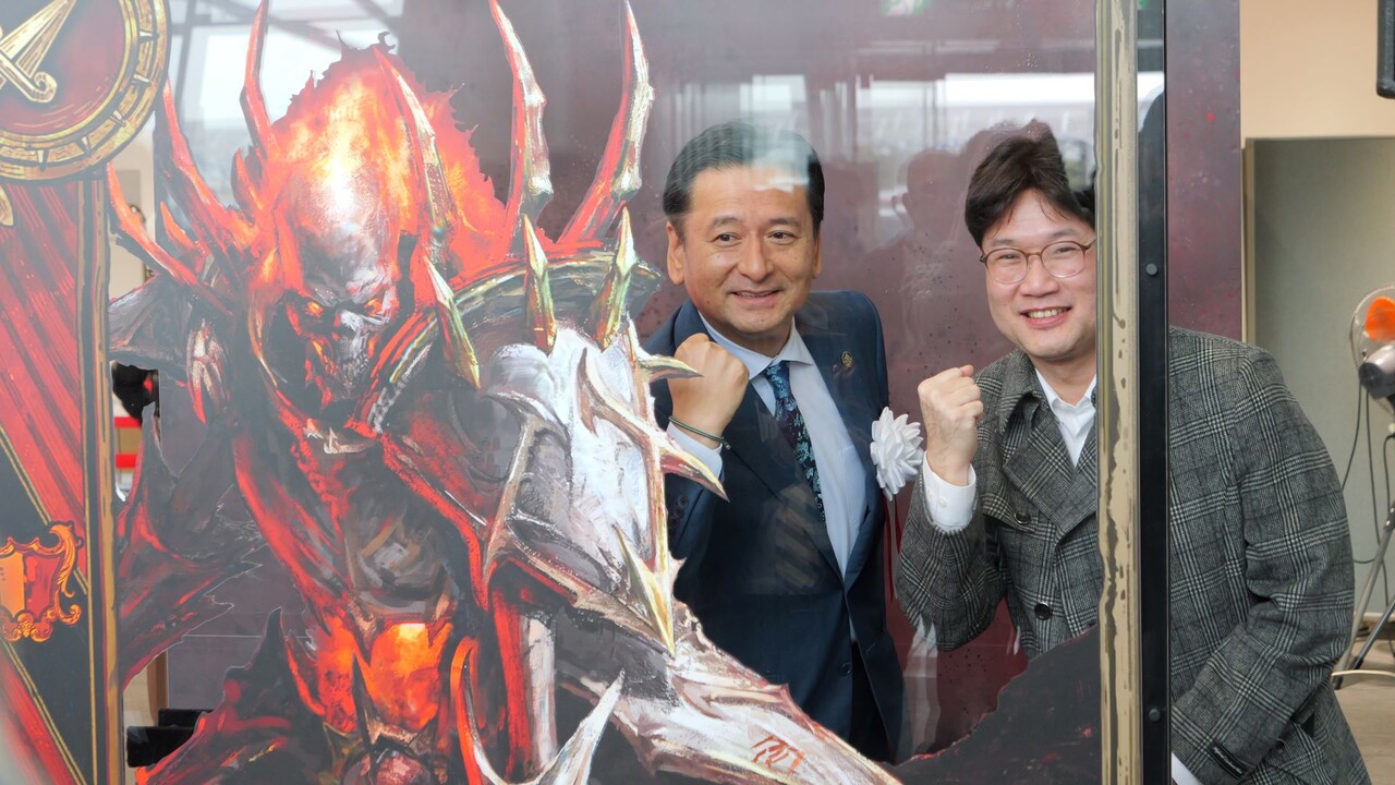 리니지W의 상징인 데스나이트 포토 스팟에서 포즈를 취하고 있는 요시노리 지사와 김준범 사업 총괄