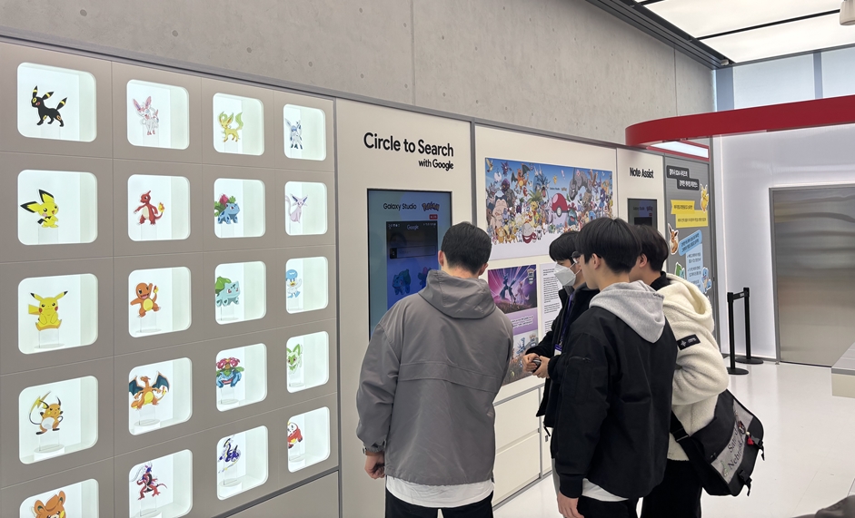 삼성 강남에서 포켓몬을 테마로 마련된 갤럭시S24 체험공간. 방문객들이 서클 투 서치 기능으로 간편하고 손쉬운 이미지 검색을 체험 중이다.