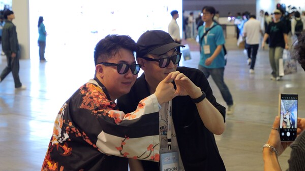 김용하 PD와 함께 '따봉 하트'를 기록하는 선생님들.