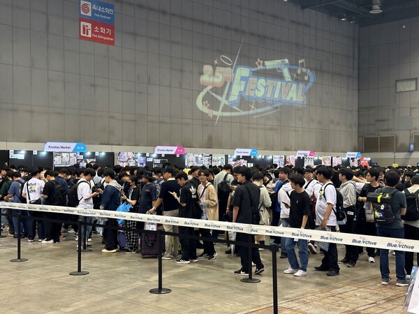 키보토스 마켓 '오픈런' 대란이 일었다. 이 줄이 끝인 줄 알겠지만...