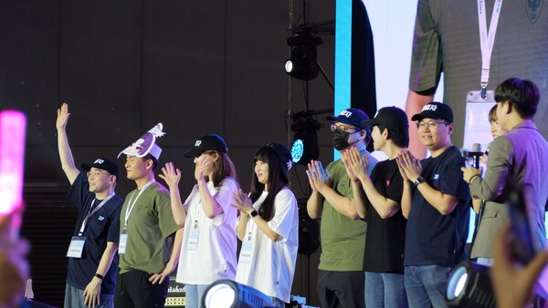 2.5주년 페스티벌 메인 스테이지에 선 '블루 아카이브' 개발진