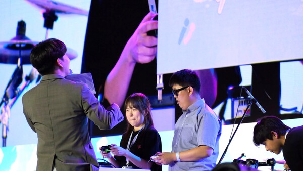 현장에서 개발진과 선생님의 치열한 키보토스 배구대회가 펼쳐졌다. 