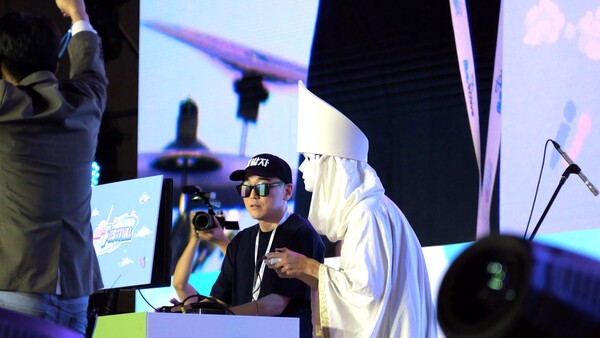 마지막 세트에 임하는 두 선수의 진지한 모습.