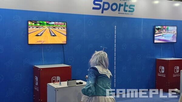 볼링을 치고 있는 아로나