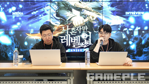 넷마블 문준기 사업본부장(왼쪽)과 이다행 사업부장(오른쪽)