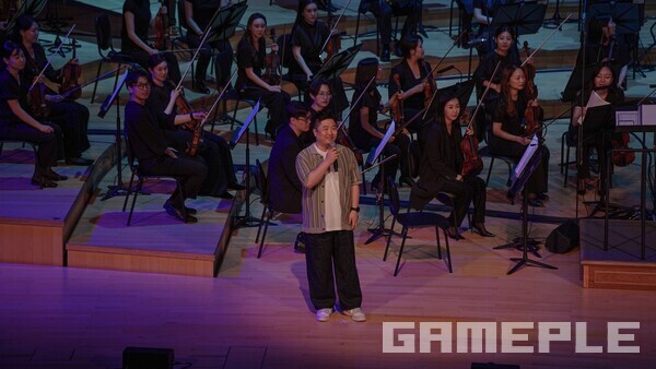 공연 시작 전 깜짝 등장해 인사를 전한 민경훈 디렉터