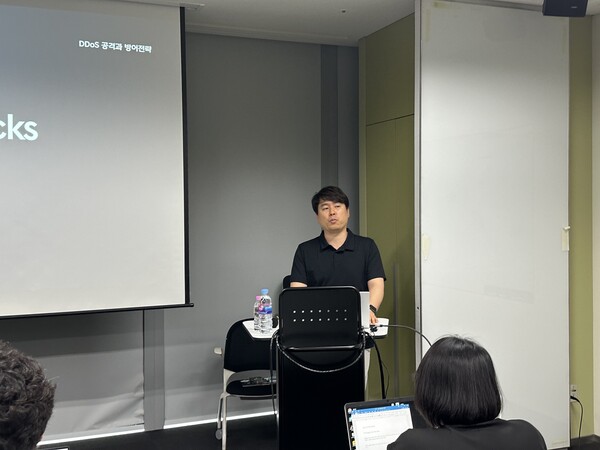 넥슨코리아 글로벌 보안 본부 김동춘 실장이 질문에 답변하고 있다.