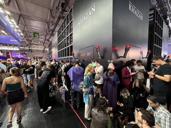 '카잔' B2C 부스에서 게임 시연을 위해 기다리는 글로벌 유저들 (자료: 넥슨)