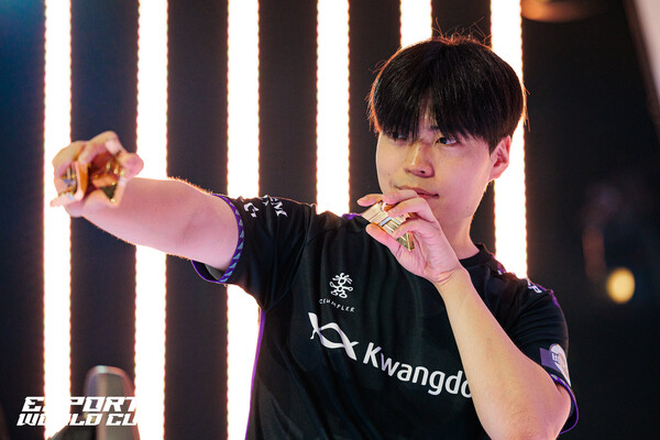 광동프릭스 소속 '울산' 임수훈 선수가 철권8 종목 우승 후 세리모니를 하고 있다. (자료: EWC)