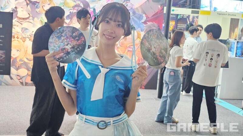 빅게임스튜디오 부스 앞에서 웃으며 부채를 나눠주던 인기 부스걸