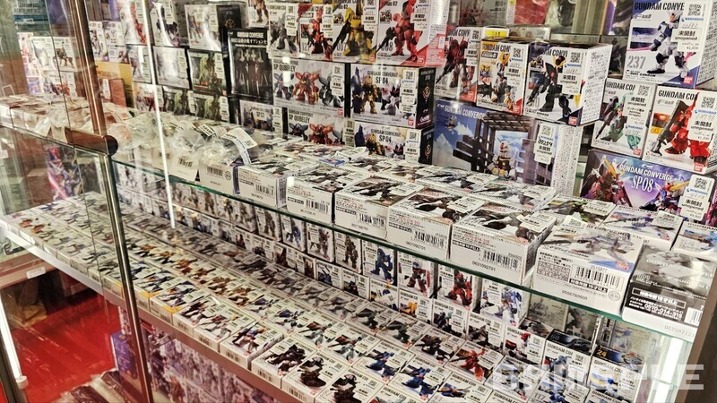 프라모델도 빠질 수 없다, 건담 외에도 수많은 로봇을 지나쳤다