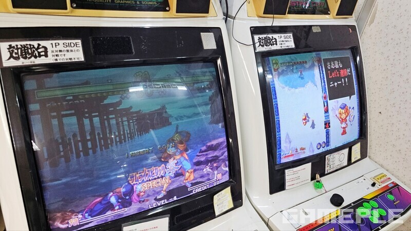 먼 옛날 게임들이 모여 있는 세기말 오락실